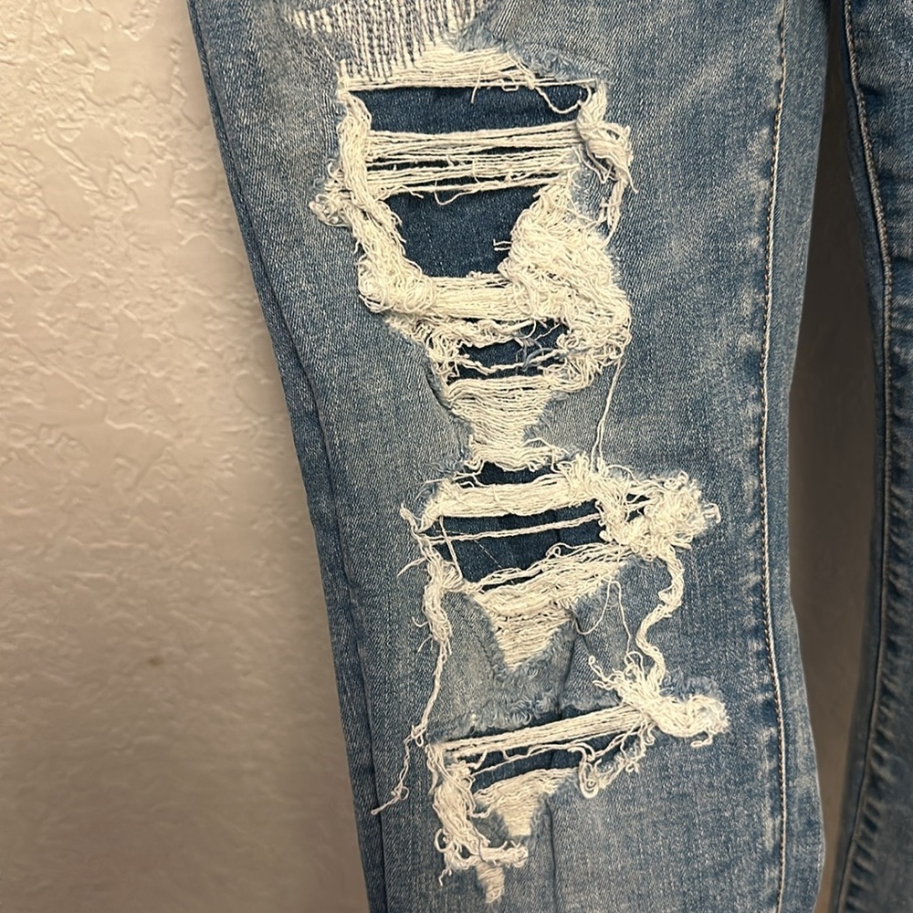 American Eagle ripped jeans. - Picture 2 of 7